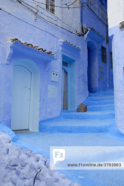 Leuchtend blau angestrichene verwinkelte Gasse mit Treppen Medina Chefchaouen Marokko