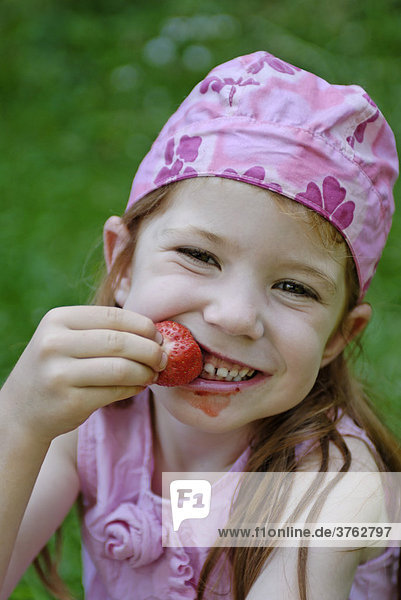 Kind beim Erdbeeren essen