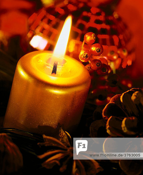 Kerze mit Weihnachtsdekoration