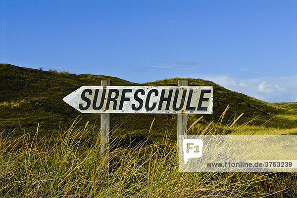 Hinweisschild einer Sylter Surfschule  Sylt  Schleswig-Holstein  Deutschland