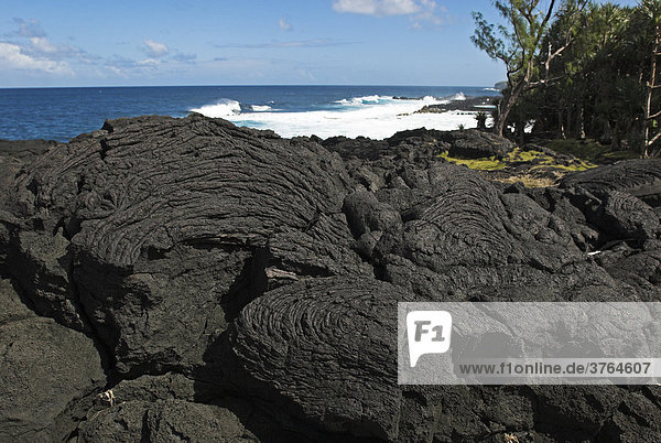 Coast with volcanic rocks in southern La Reunion Island  France  Africa
