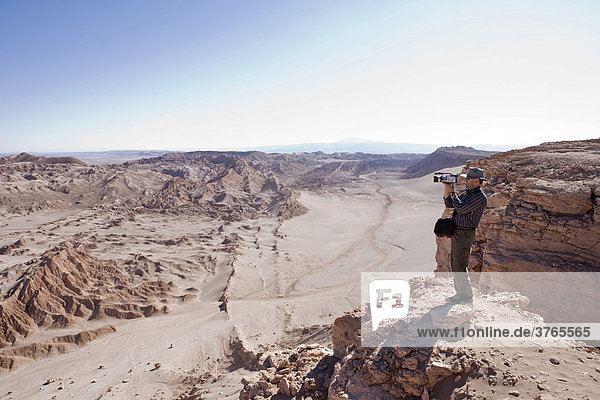 Mann filmt die Felsformationen der Salzkordillere  San Pedro de Atacama  RegiÛn de Antofagasta  Chile  Südamerika