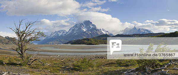 Berggipfel der Torres del Paine Grande vom Lago Grey aus gesehen Torres del Paine Nationalpark Patagonien Chile Südamerika