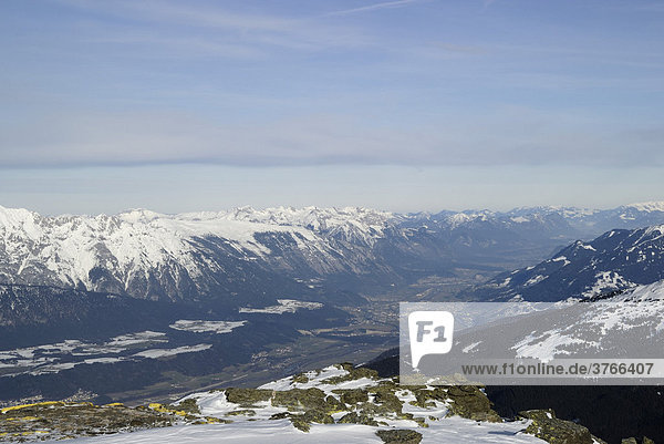 Blick vom Gifel des Glungezers in das Inntal Tirol Österreich
