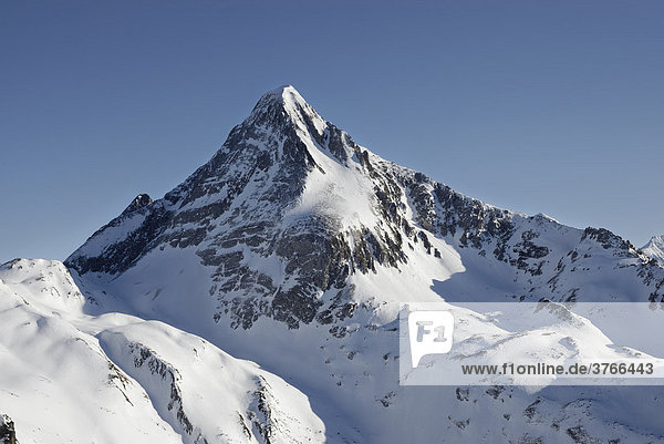 Gipfelpyramide des Brandenberger Kolm in den frisch verschneiten  unberührten Schneelandschaft in den Zillertaler Alpen Tirol Österreich