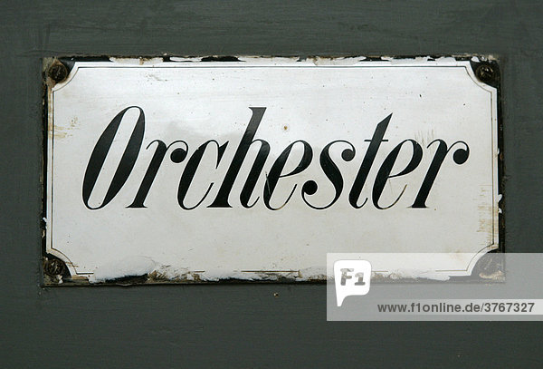 Altes Schild mit der Aufschrift Orchester m Festspielhaus in Bayreuth  Bayern  Deutschland