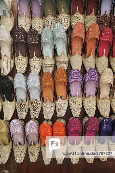 U.A.E.  Dubai  Angebot von bunten Slippers  Pantoffeln im Textil Souk