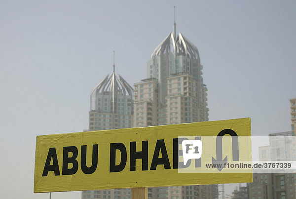 U.A.E.  Dubai  gelbes Verkehrsschild zeigt Wendemoeglichkeit Richtung Abu Dhabi
