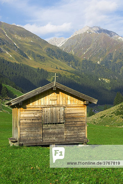 Heustadl auf einer Almwiese im Stubaital  Tirol  Österreich