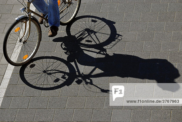 Schatten eines Fahrradfahrers aus der Vogelperspektive