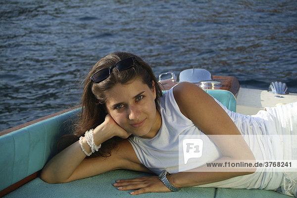 Junge Frau auf der Liegefläche eines Riva Motorboots  ThÈoule-sur-Mer  Frankreich  Europa