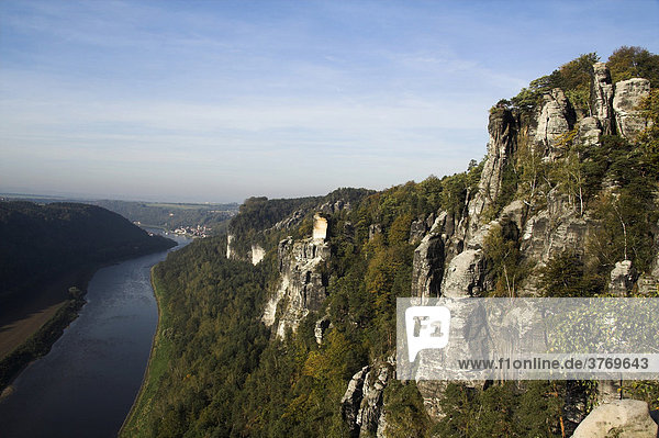 Aussichtspunkt über der Elbe im Basteigebiet Elbsandsteingebirge  Sachsen  Deutschland