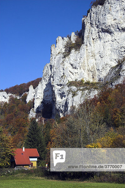 Schaufelsmassiv mit Bahnwärterhäuschen im oberen Donautal  Landkreis Sigmaringen  Baden- Württemberg  Deutschland
