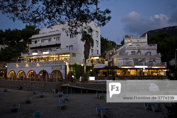 Strand von Portinatx mit Restaurants bei Nacht  Ibiza  Balearen  Spanien