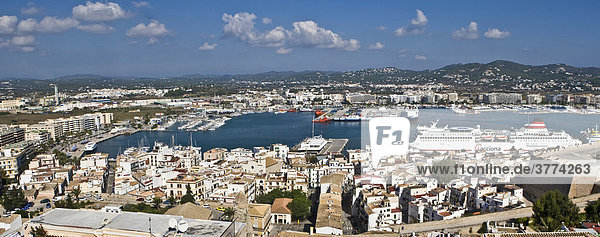 Blick über den Hafen und die Altstadt von Eivissa  Ibiza  Balearen  Spanien