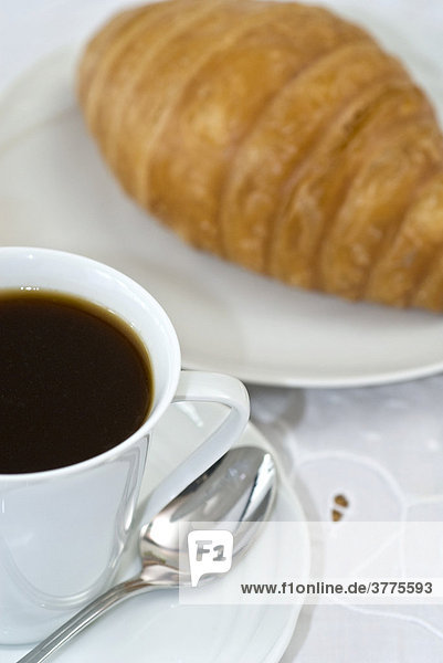Kaffee  Tasse und Croissant