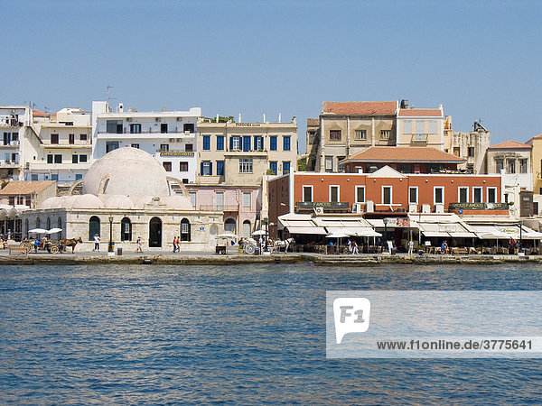 Venezianischer Hafen mit der ehemaligen Janitscharenmoschee  Chania  Kreta  Griechenland  Europa