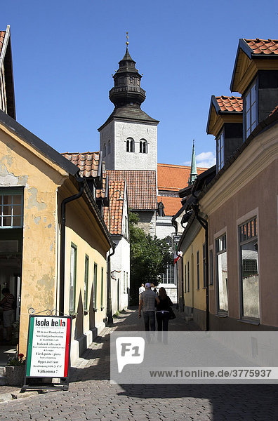 Gassen der Altstadt von Visby mit Blick zur Domkirche  Visby  Gotland  Schweden