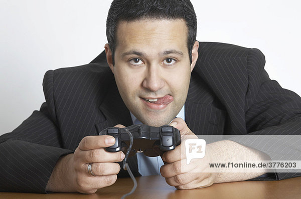 Mann spielt begeistert Computerspiele