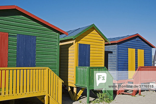 Bunte Badehäuschen am Strand von St. James bei Muizenberg  Falsebay  Somerset West  Südafrika