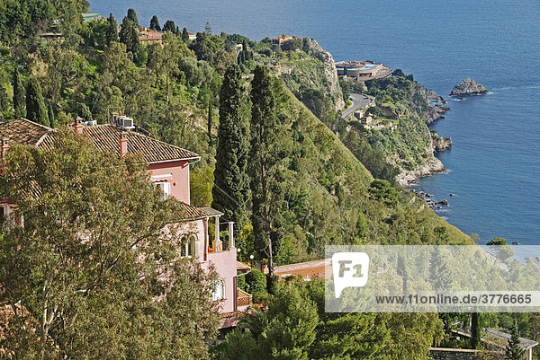 Steilküste Taormina ein beliebter Ferienort Taormina Sizilien Italien