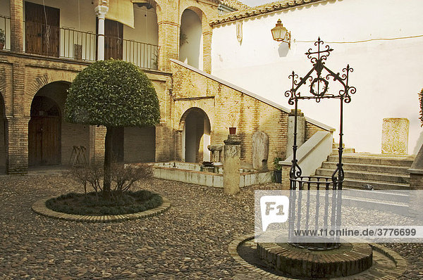 Innenhof mit Brunnen Cordoba  Andalusien  Cordoba  Spanien
