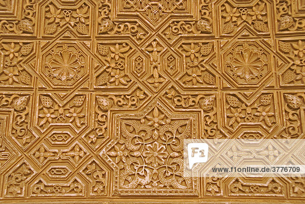Maurische Fassade Alhambra die rote Burg die letzte Bastion der Mauren  Andalusien  Granada  Spanien