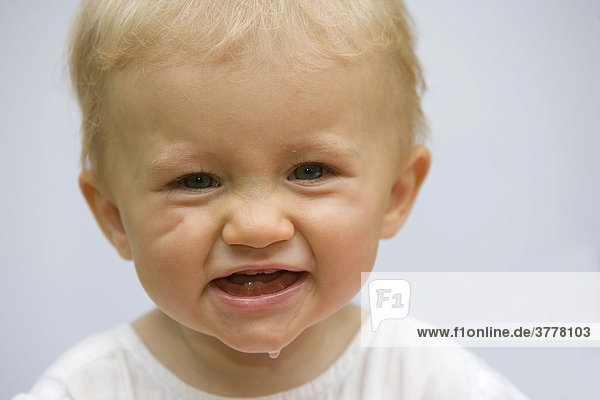 Portrait eines lachenden 10 Monate alten Mädchens