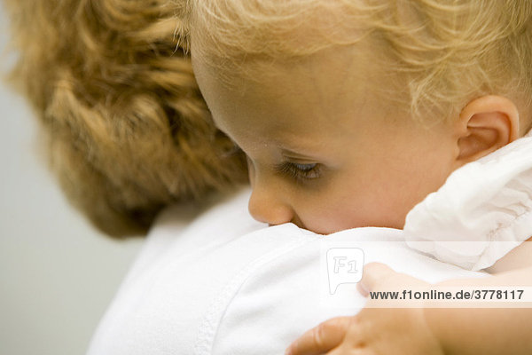 Ein Baby auf dem Arm seiner Mutter