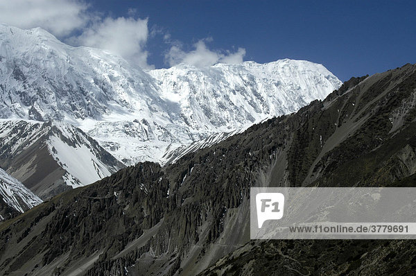 Schwarzer Bergrücken vor weißem Gebirgsmassiv Grand Barriere Annapurna Region Nepal