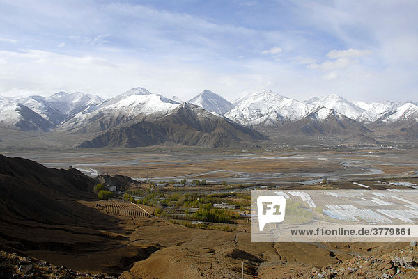 Weites Flußtal des Lhasa River Kyi Chu mit schneebedeckten Bergen Tibet China