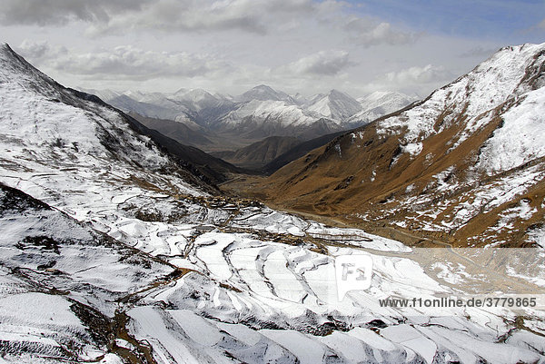 Dorf auf schneebedecktem Hang mit Terrassen und Berge Yerpa Tibet China