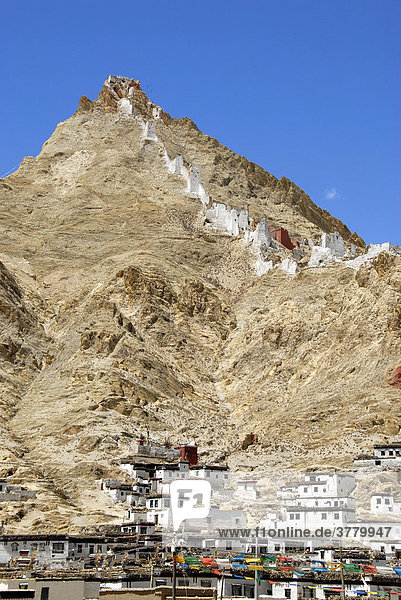Altes Fort Dzong auf dem Berg mit traditionellem Dorf Shegar Tibet China