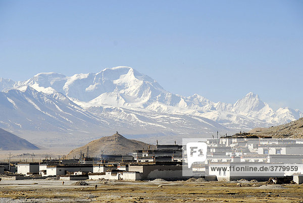 Dorf unterhalb eisbedecktem Berg Cho Oyu (8201 m) Tingri Tibet China