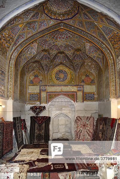 Dekoriertes Gewölbe mit Gebetsnische nun Geschäft für Susani (bestickte Tücher) und Teppiche in der Chanaka Nadir Devon Begi Labi-Hauz Buchara Usbekistan