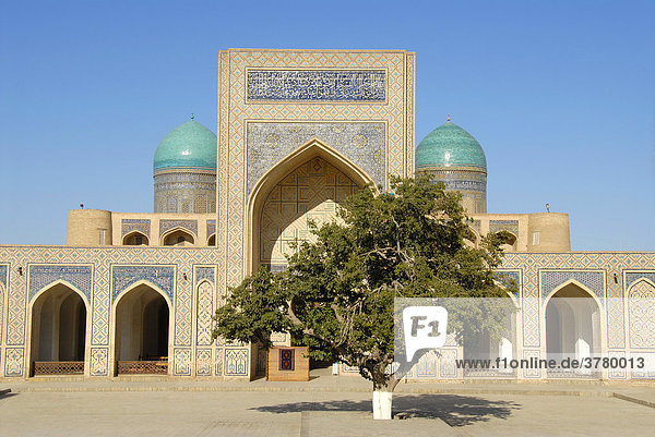 Baum vor reich dekoriertem Iwan innerhalb der Moschee Kalon Buchara Usbekistan