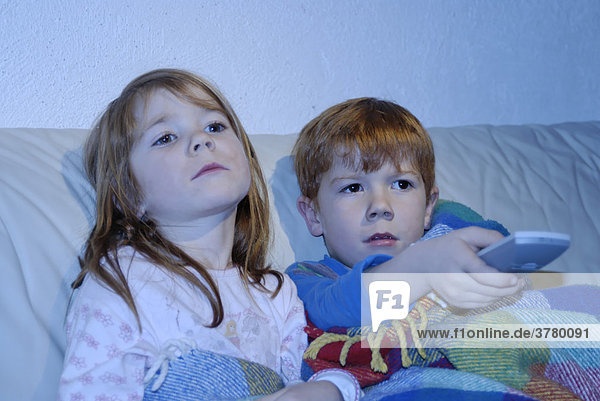 Kinder beim Fernsehen Fern schauen TV