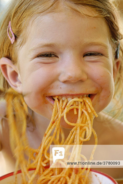 Kleines Mädchen beim Spagetti Spaghetti essen im Urlaub