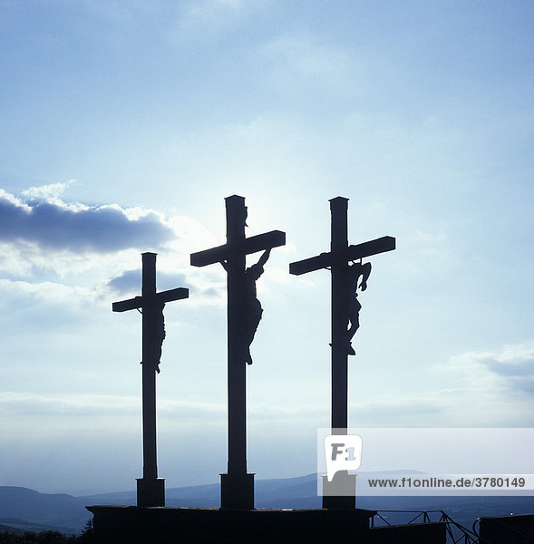 Kreuzberg bayerische Rhön bei Bischofsheim Unterranken Bayern Deutschland drei Kreuze am Gipfel aufgestellt von Bischof Julius Echter