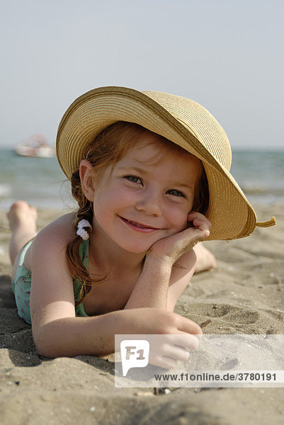Mädchen im Sommerurlaub am Strand