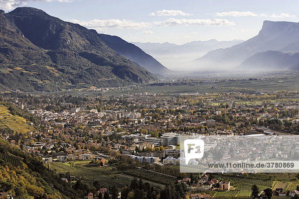 Blick auf Meran  Dorf Tirol  Südtirol  Italien