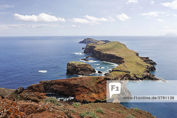 Die Halbinsel Ponta de Sao Lourenco (Naturschutzgebiet) ist geprägt durch steile vulkanische Klippen  Madeira  Portugal