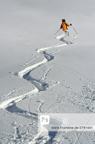 Schifahrer im Tiefschnee