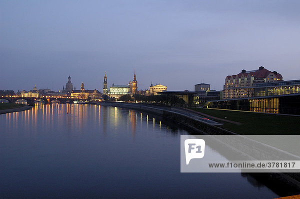 Elbe mit Brühlsche Terrasse und historischen Gebäuden bei Dämmerung Dresden Sachsen Deutschland