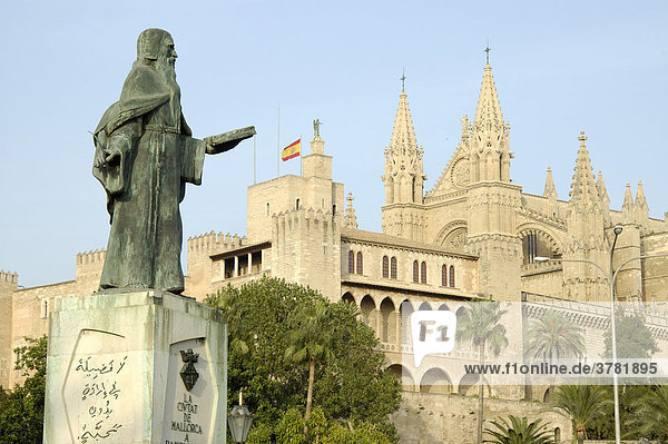 Denkmal von Ramon Llull vor der Kathedrale  Palma de Mallorca  Spanien