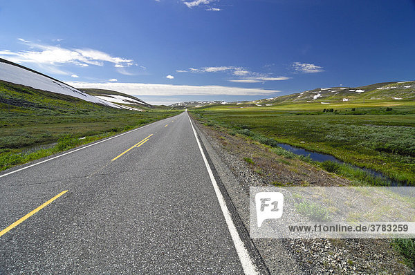 Landstraße in Lappland  Finnmark  Norwegen