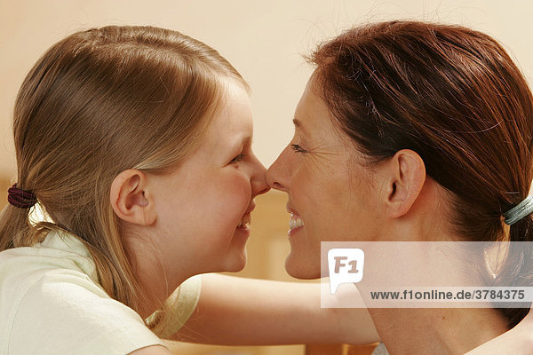 Mutter und Tochter beim Nasenkuss