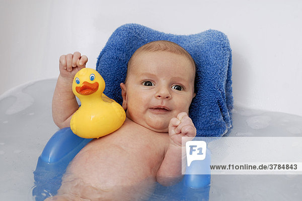 Baby (Junge  2 Monate alt) liegt in der Badewanne