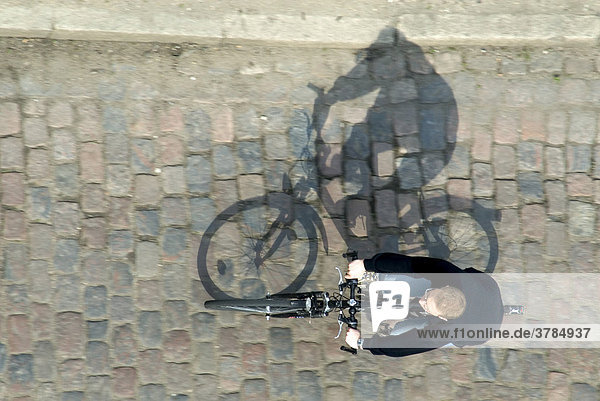 Fahrradfahrer aus der Vogelperspektive mit Schatten