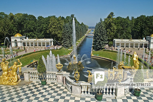 Blick vom großen Palast auf die Kaskade und dem Meereskanal Peterhof St.Peterburg Russland